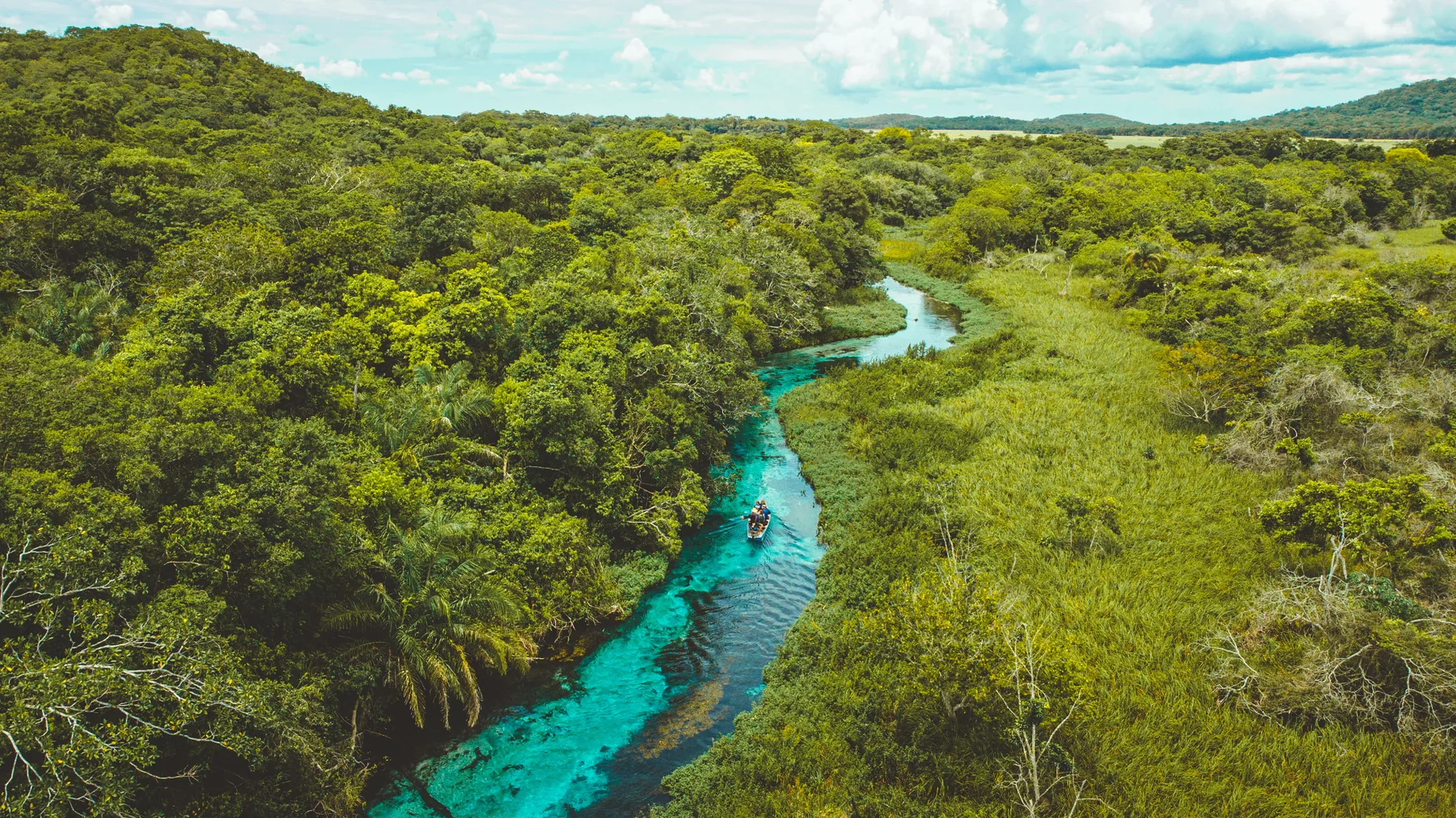 Rio de águas cristalinas em Bonito, Mato Grosso do Sul